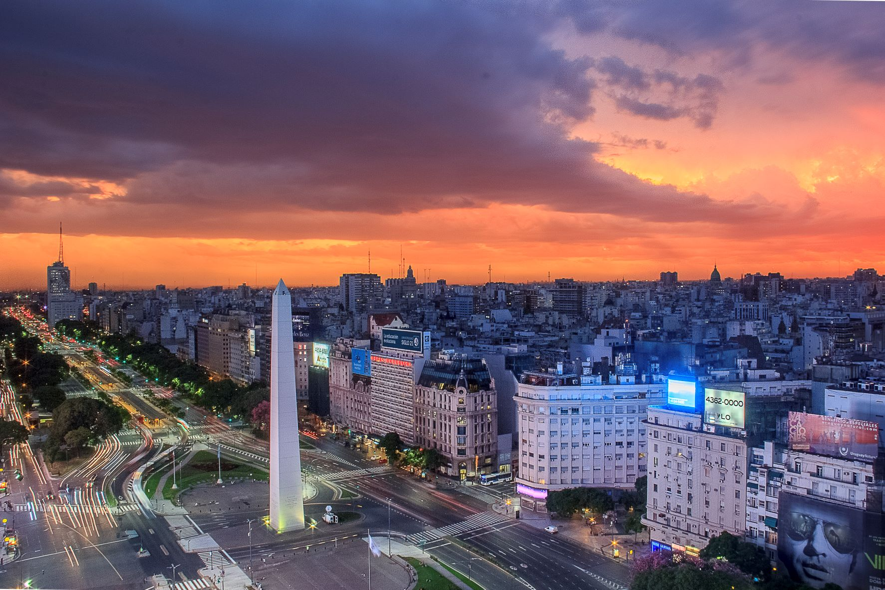 Avenida 9 de Julio, el Obelisco y el Teatro Colón